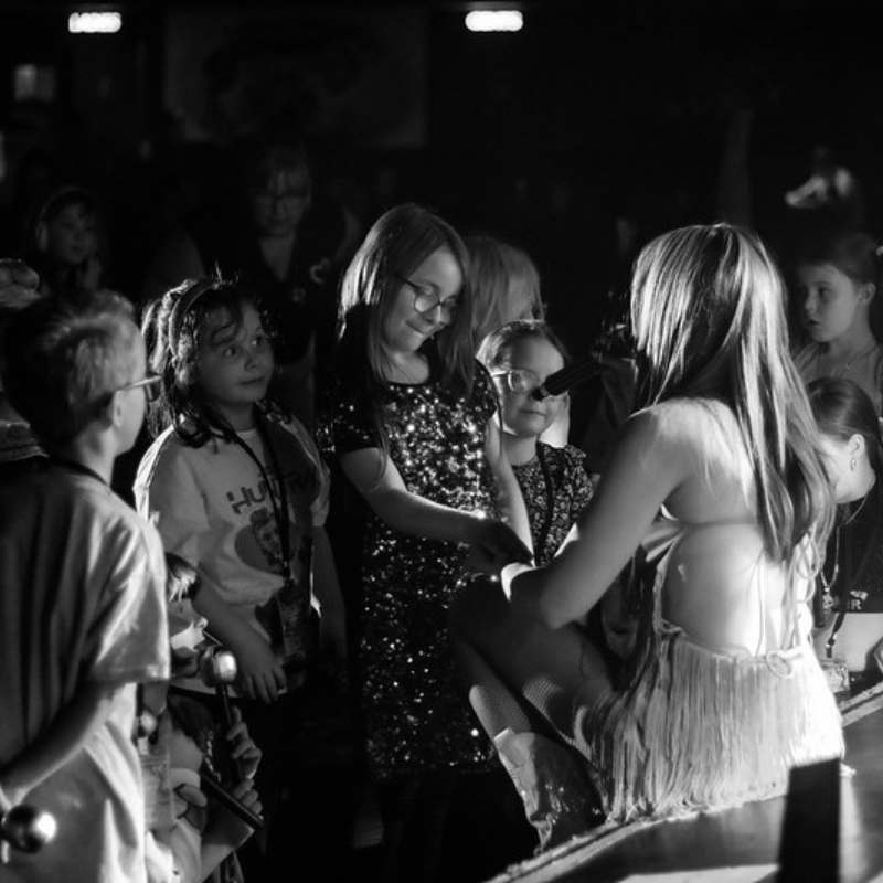 Taylor Swift Tribute On Stage at Viva Blackpool in a family show performance
